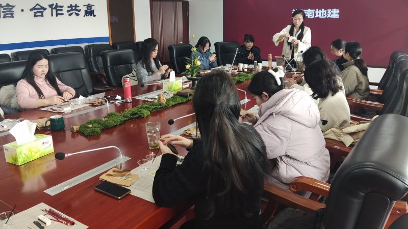 j9九游集团女职工共庆“三八”妇女节，开展古法香牌制作活动